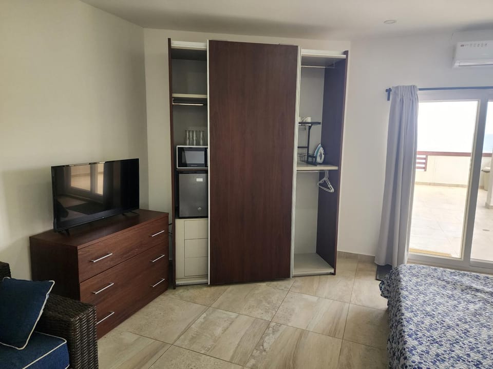 Communal lounge/ TV room, Bed, TV and multimedia, Bedroom, wardrobe