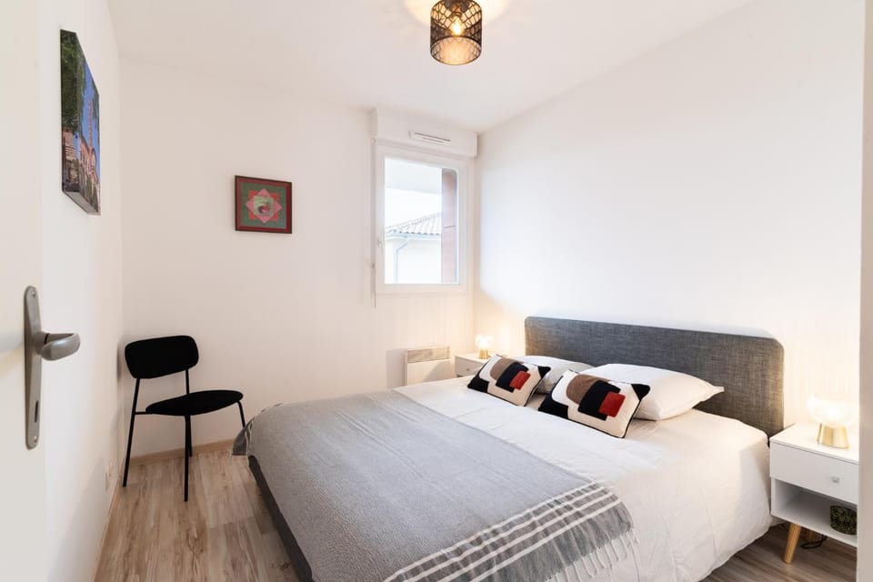 Photo of the whole room, Bedroom