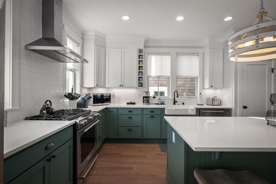 Kitchen or kitchenette, dishwasher, stove
