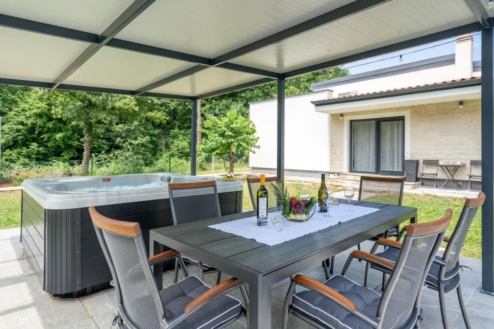Property building, Patio, Hot Tub, Balcony/Terrace
