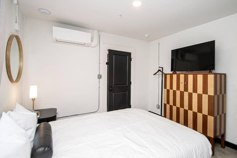 Bed, TV and multimedia, air conditioner