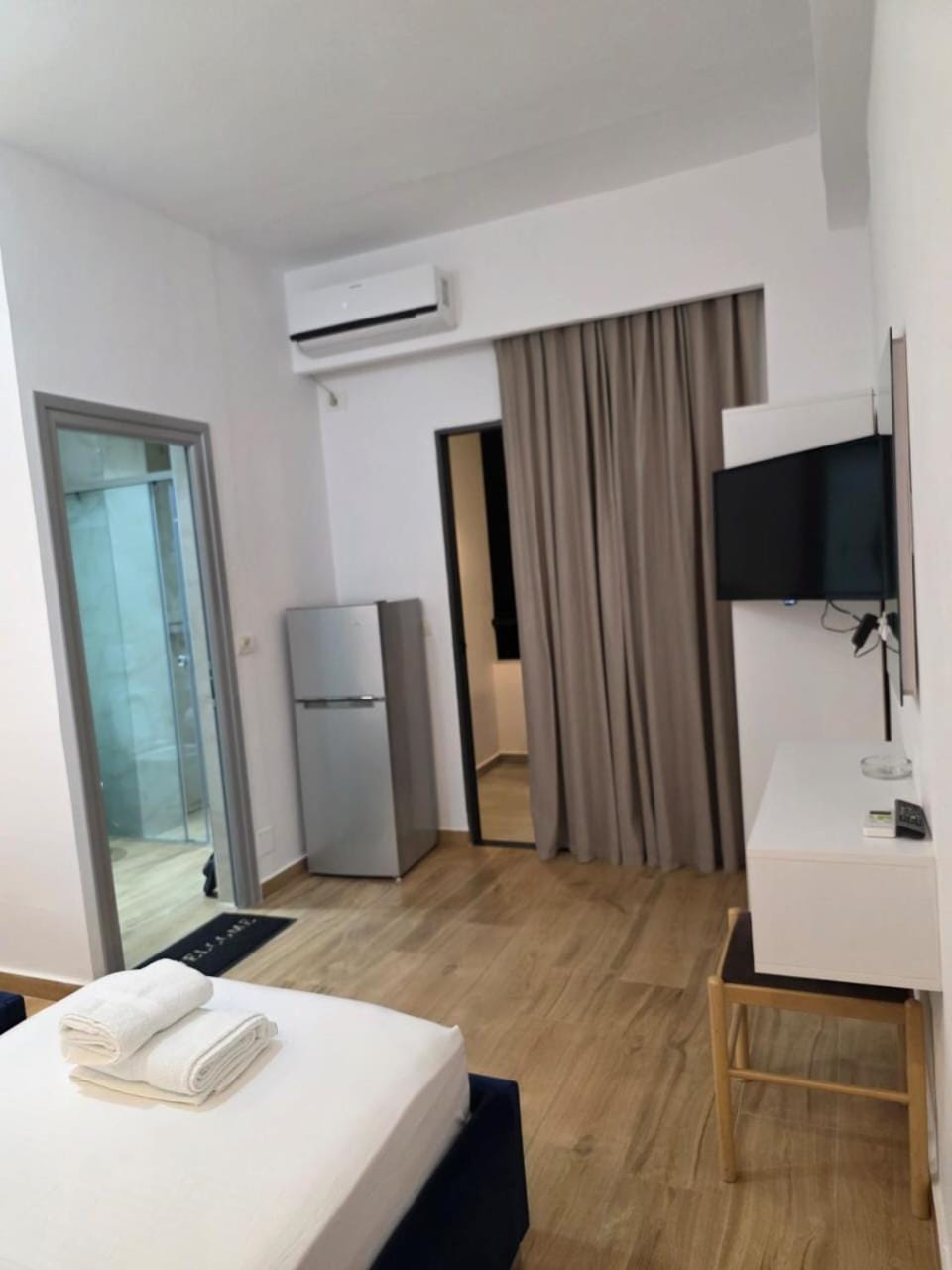 Bed, TV and multimedia, Bedroom, air conditioner