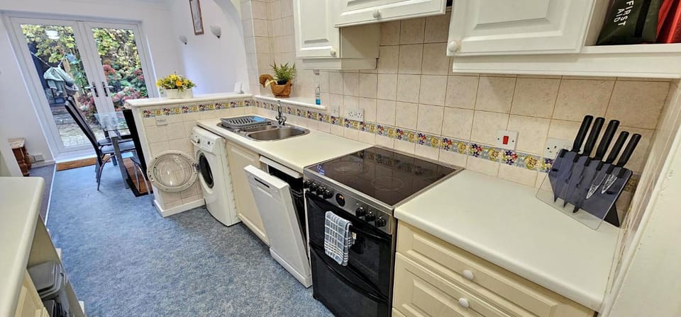 Coffee/tea facilities, Kitchen or kitchenette, dishwasher, oven, stove, washing machine
