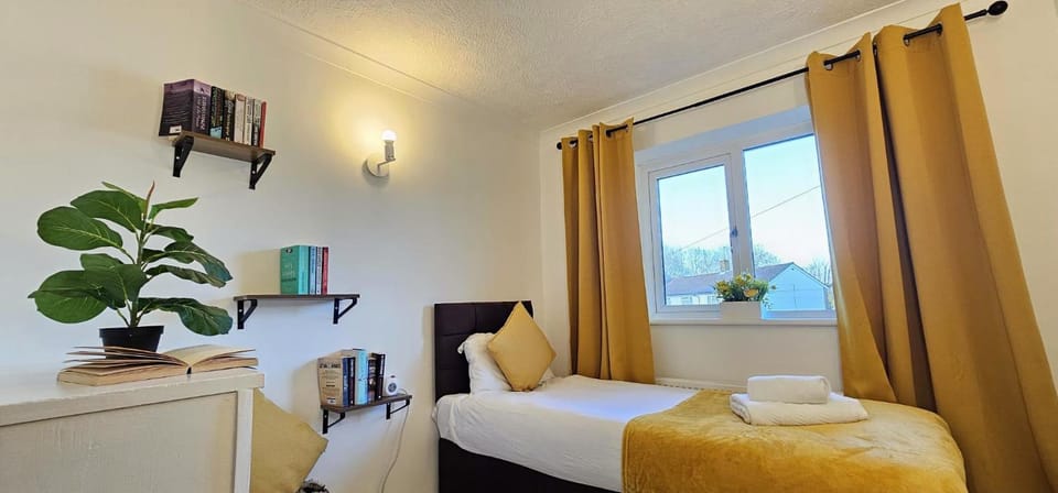 Bed, Photo of the whole room, Bedroom, towels