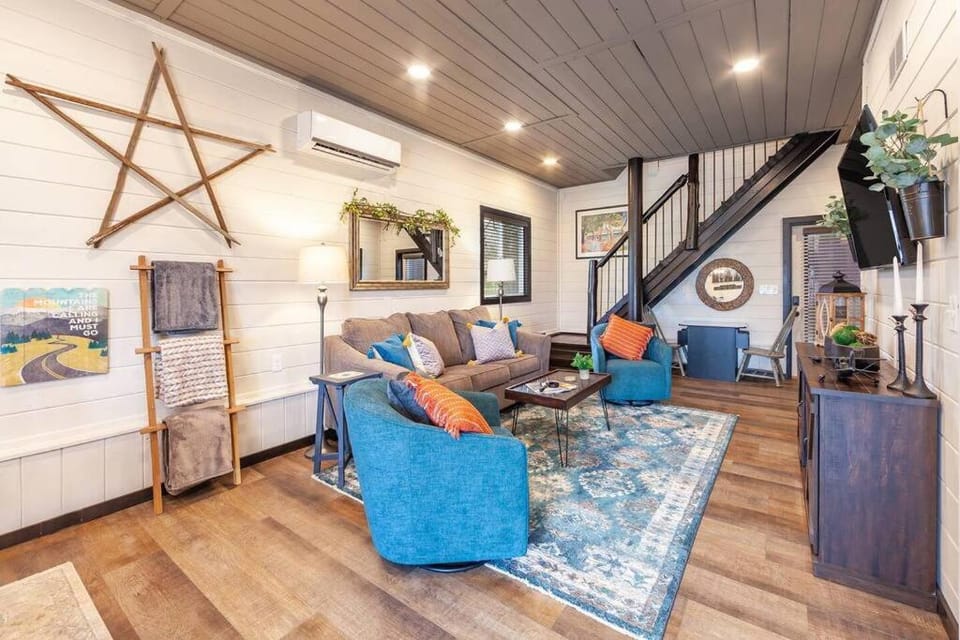 Smoky Mtn Retreat Pets Pickleball HotTub Creekside House in Sevier County