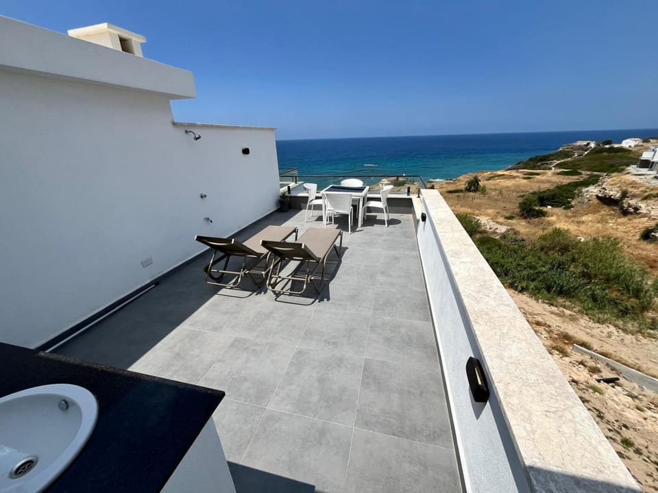Property building, Natural landscape, Balcony/Terrace, Sea view, sunbed