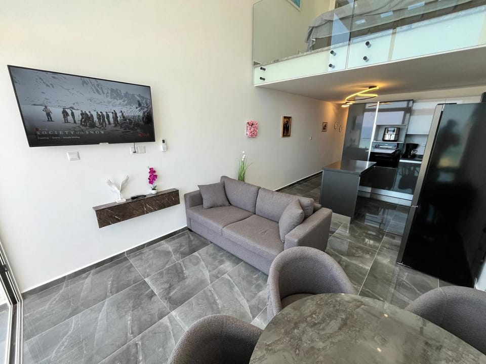 TV and multimedia, Living room, Seating area, Evening entertainment