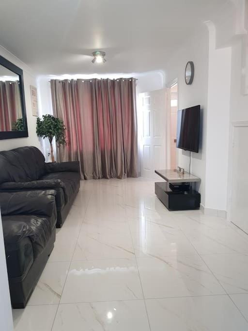 Luxurious 2 Bedroom House With Garden And Free Parking Apartment in London