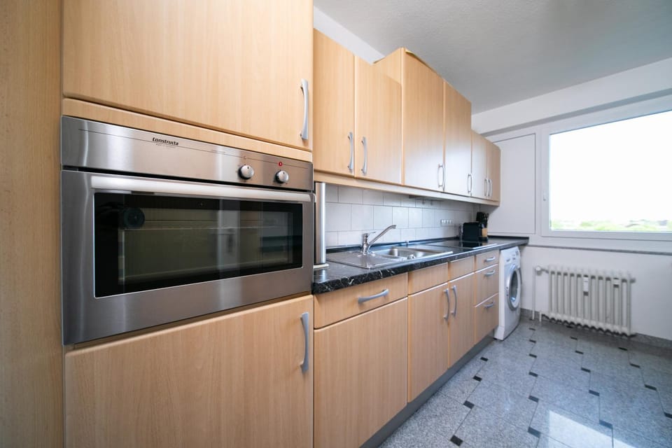 Kitchen or kitchenette, dishwasher, oven