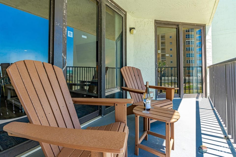 Ocean View Balcony just STEPS to the Beach with Pool, Parking and Wi-Fi! Apartment in New Smyrna Beach