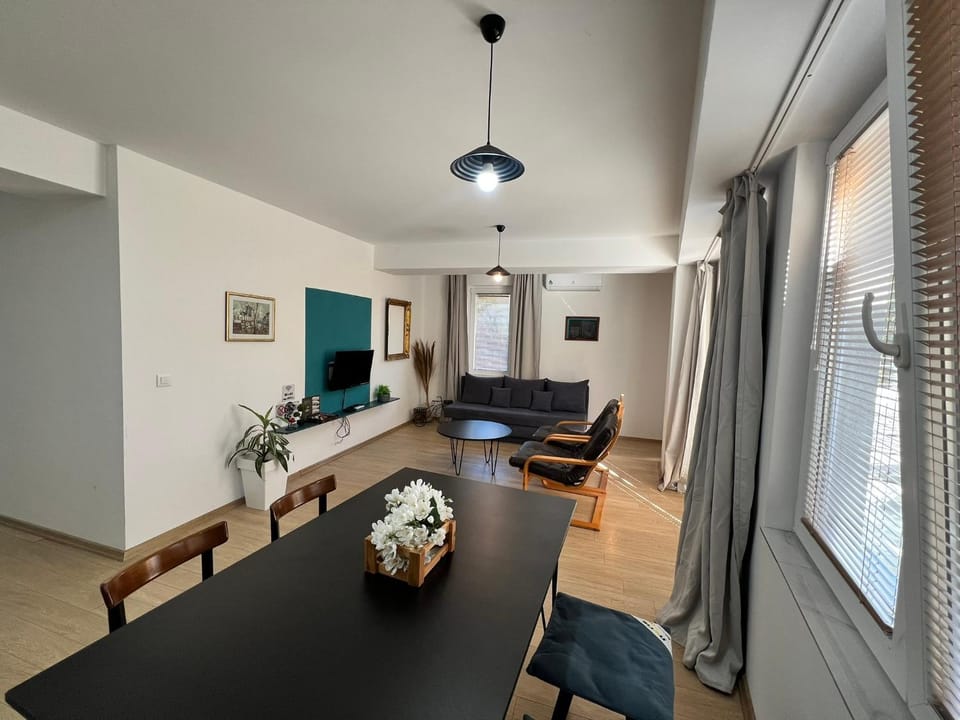 Communal lounge/ TV room, TV and multimedia, Living room, Seating area, Dining area, Evening entertainment