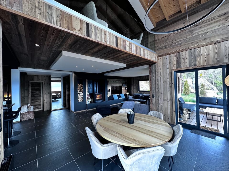 TV and multimedia, Balcony/Terrace, Dining area, Mountain view, fireplace, internet