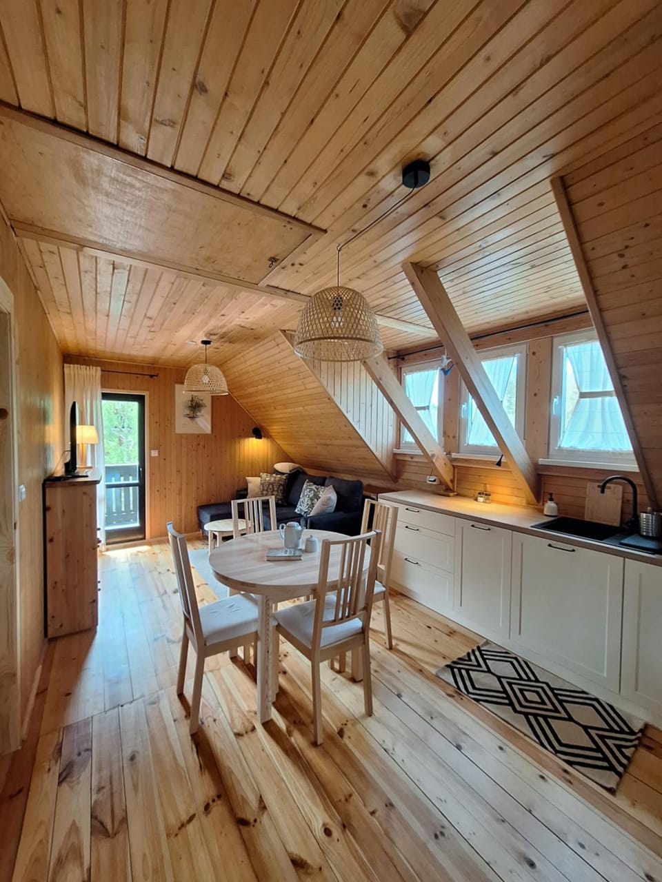 Kitchen or kitchenette, Living room, Seating area, Dining area