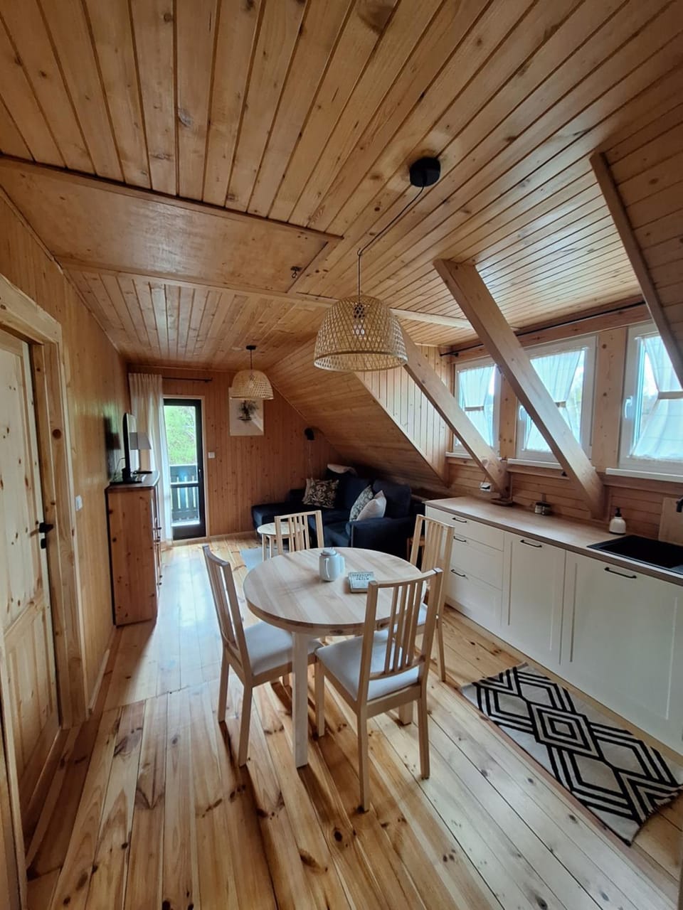 Kitchen or kitchenette, Living room, Seating area, Dining area