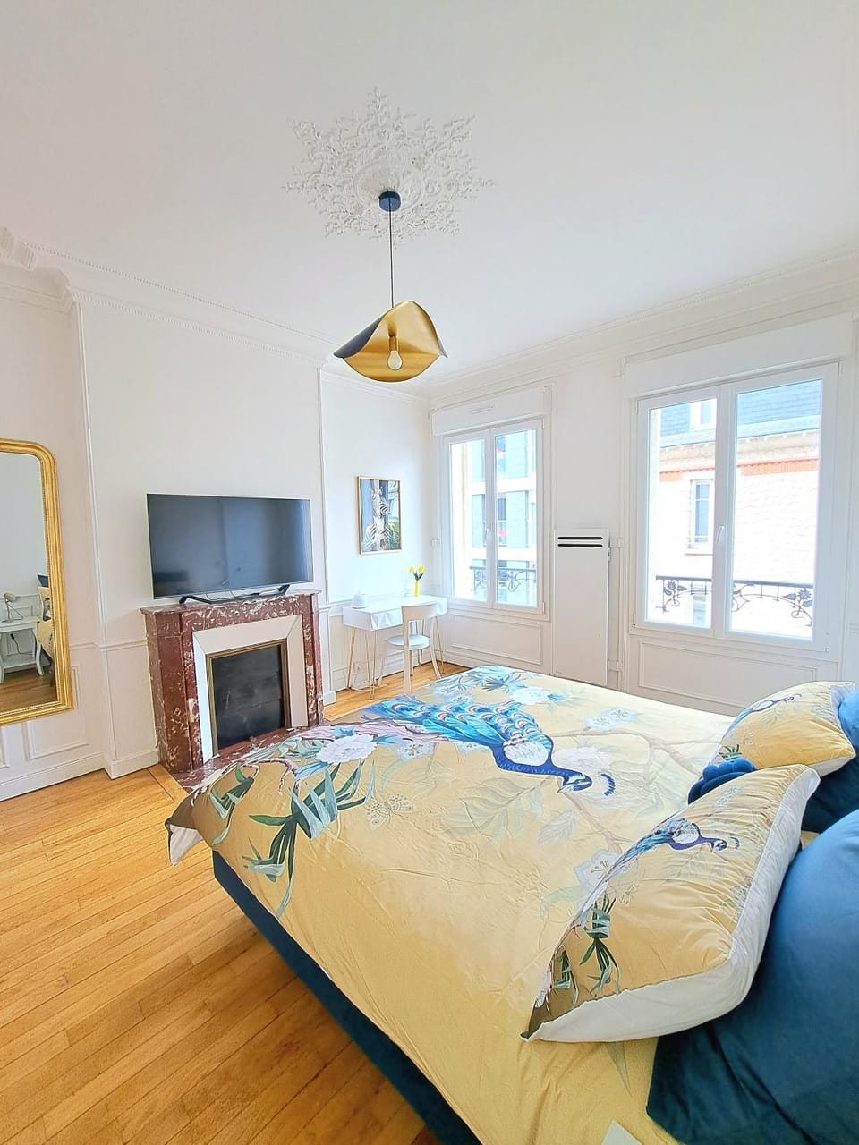 Bed, TV and multimedia, Photo of the whole room, Bedroom