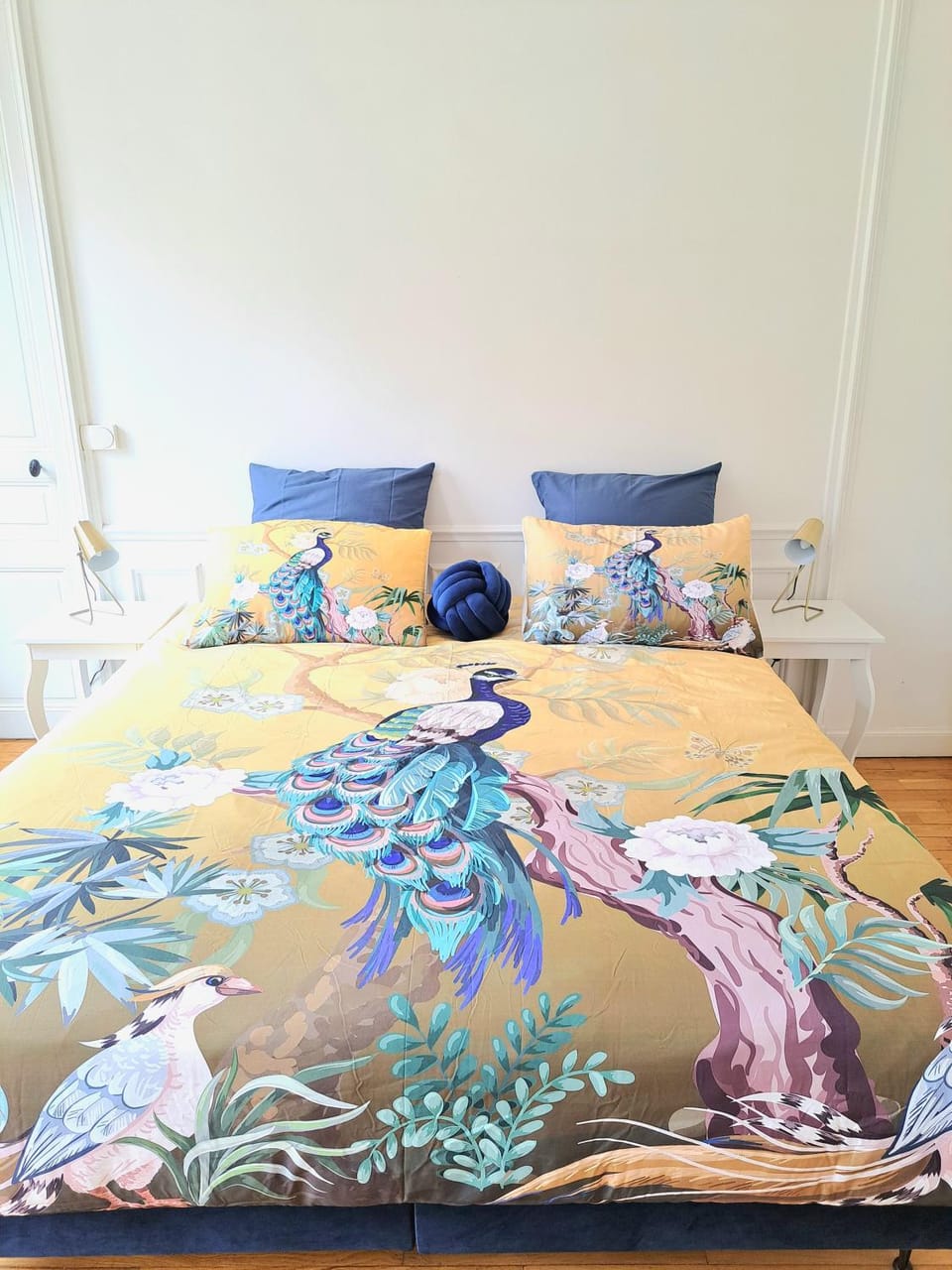 Bed, Photo of the whole room, Decorative detail, Bedroom
