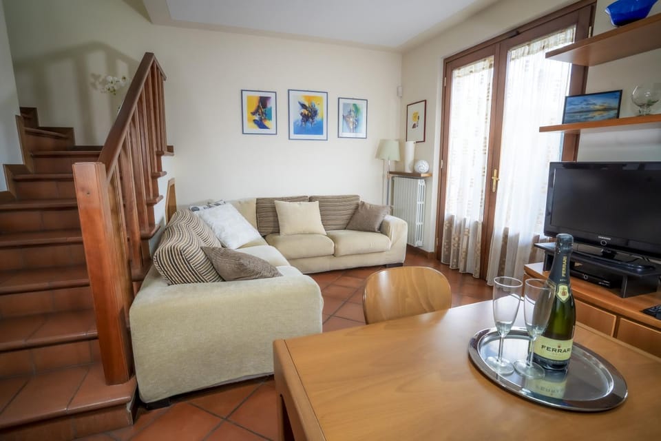 Communal lounge/ TV room, Lounge or bar, Dining area