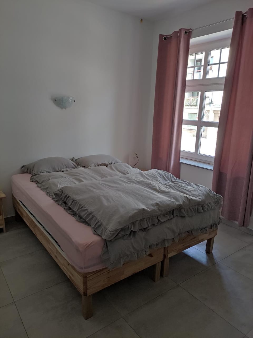 Bed, towels