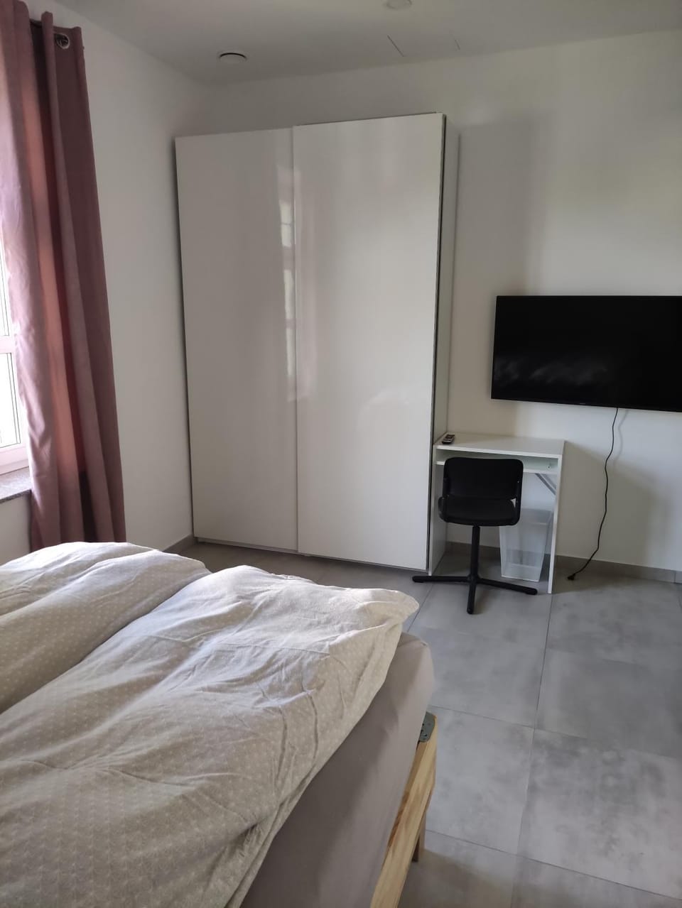Bed, TV and multimedia, Bedroom