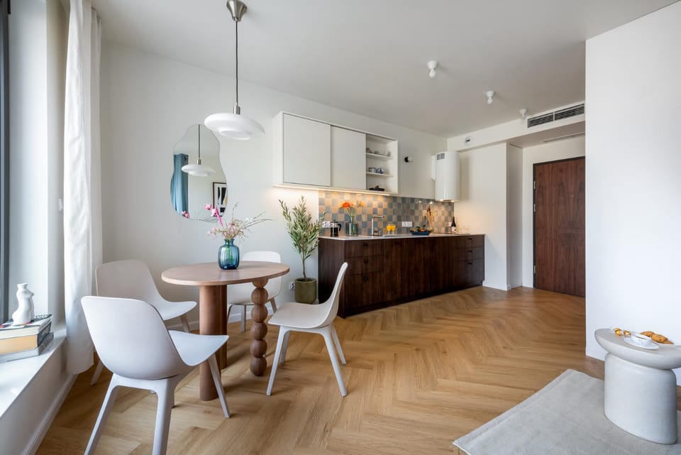 Kitchen or kitchenette, Dining area