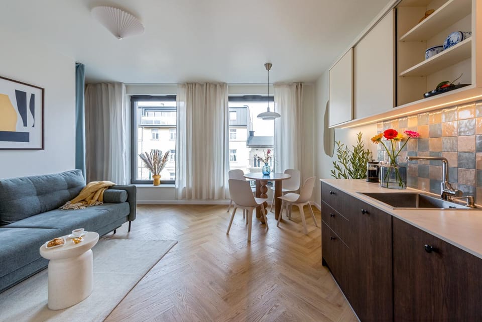 Kitchen or kitchenette, Living room, Seating area, Dining area