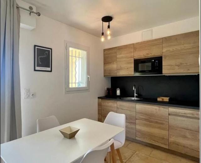 Kitchen or kitchenette, Dining area, stove