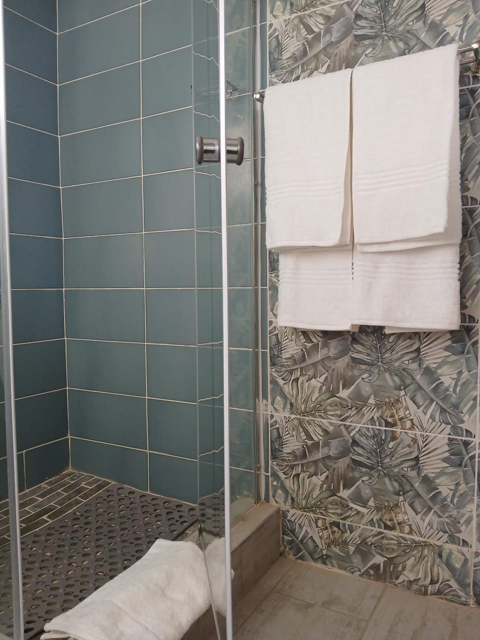 Shower, Bathroom, towels