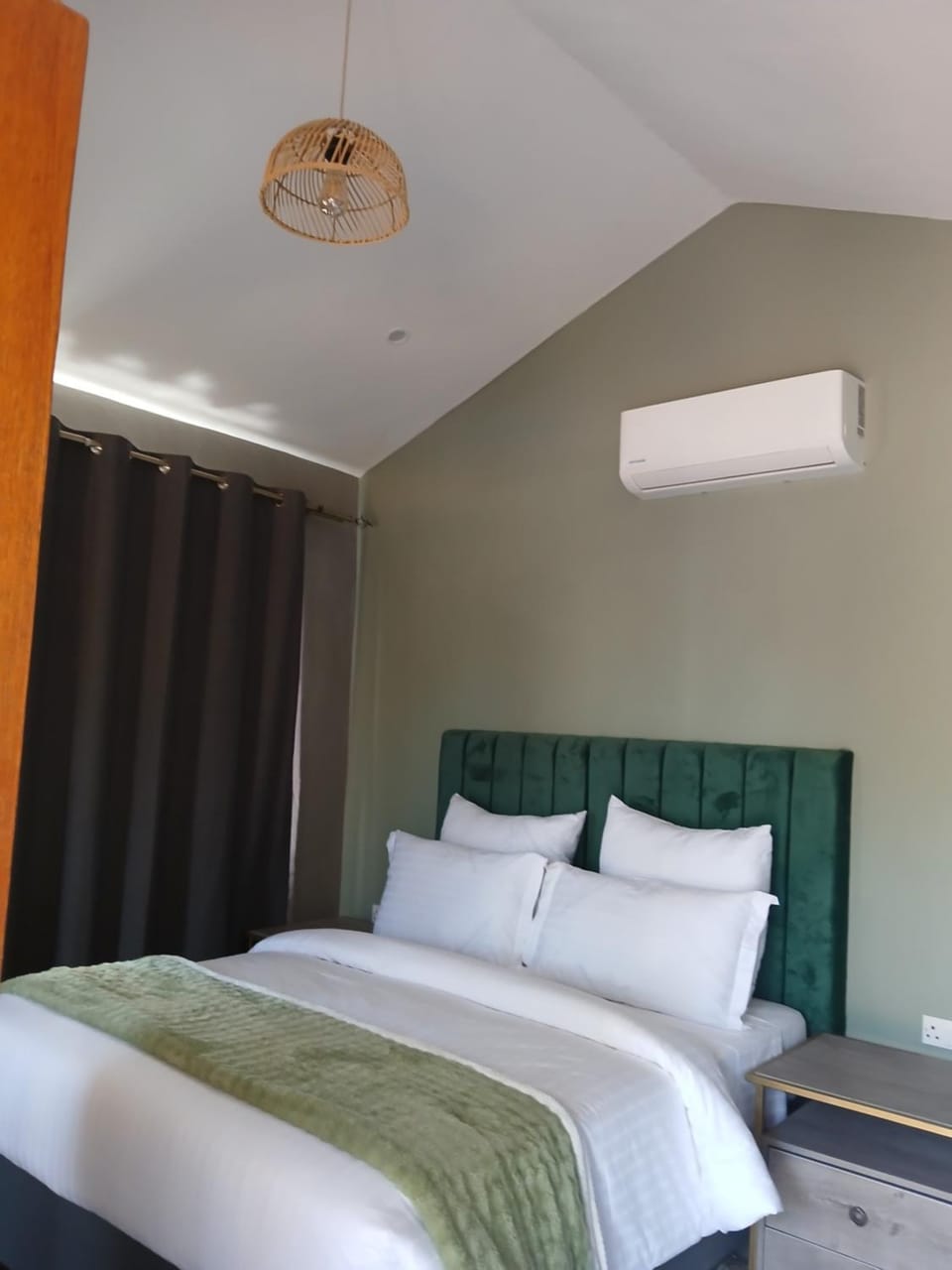 Bed, Photo of the whole room, Bedroom, air conditioner