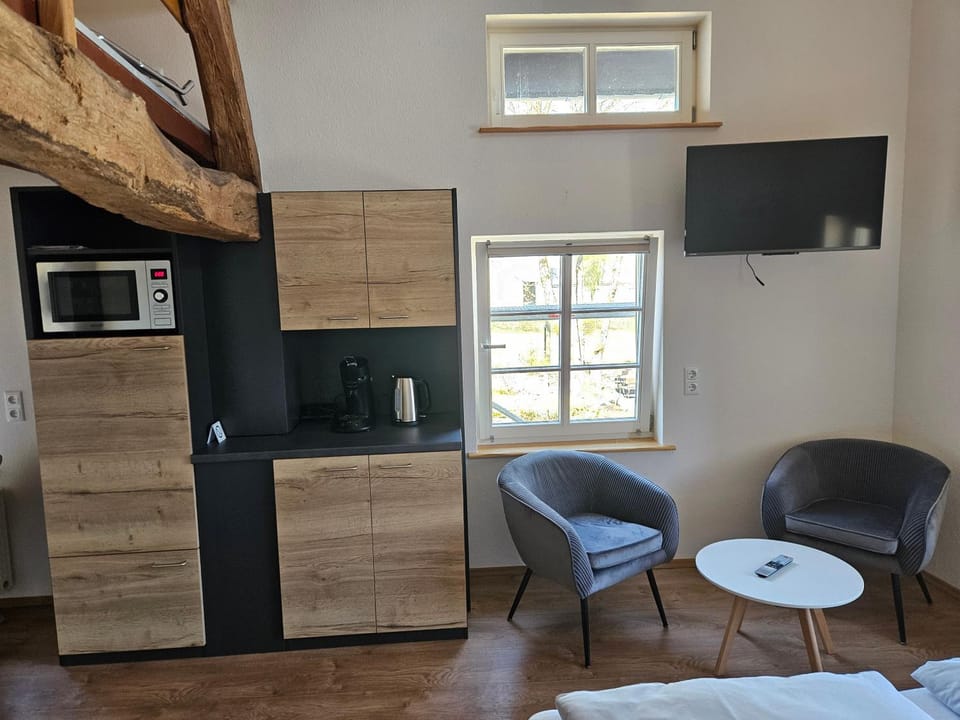 Kitchen or kitchenette, Seating area