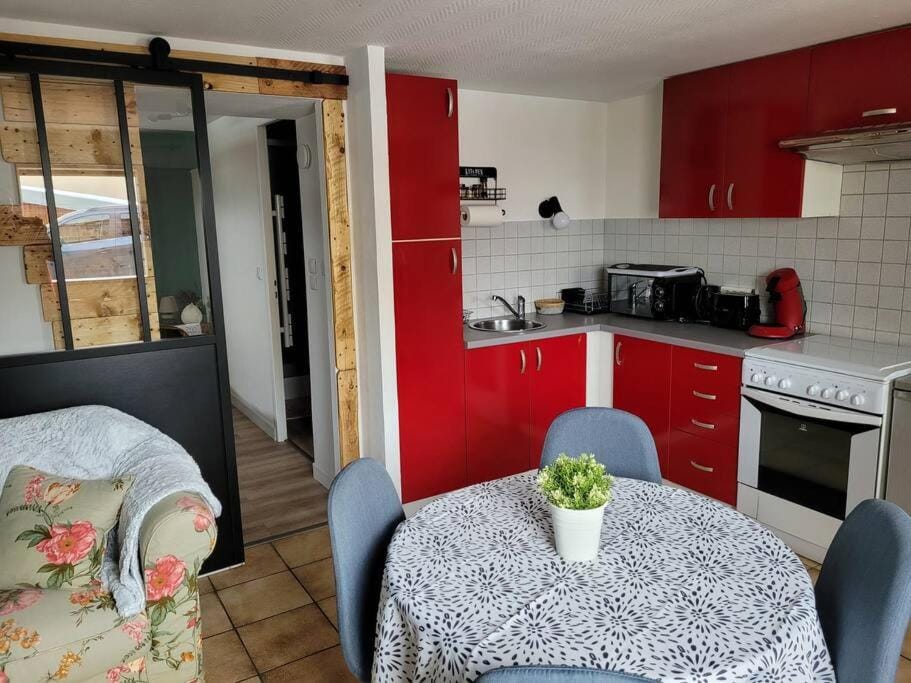 Kitchen or kitchenette, Living room, Dining area, oven, pet friendly, stove, toaster