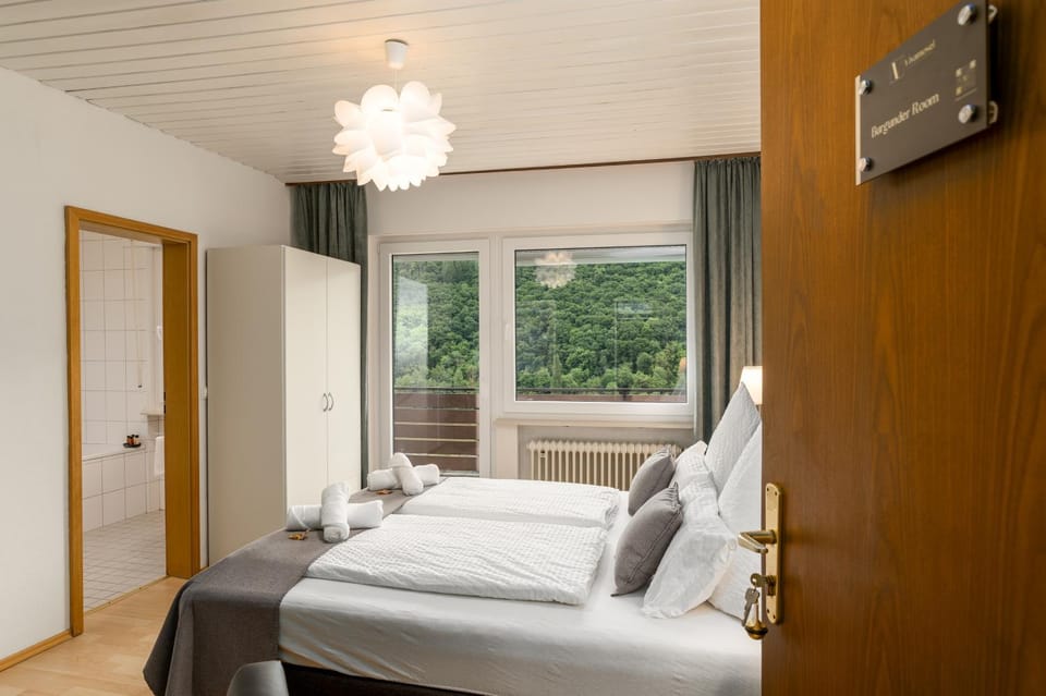 Bed, TV and multimedia, Living room, Photo of the whole room, Bedroom, towels