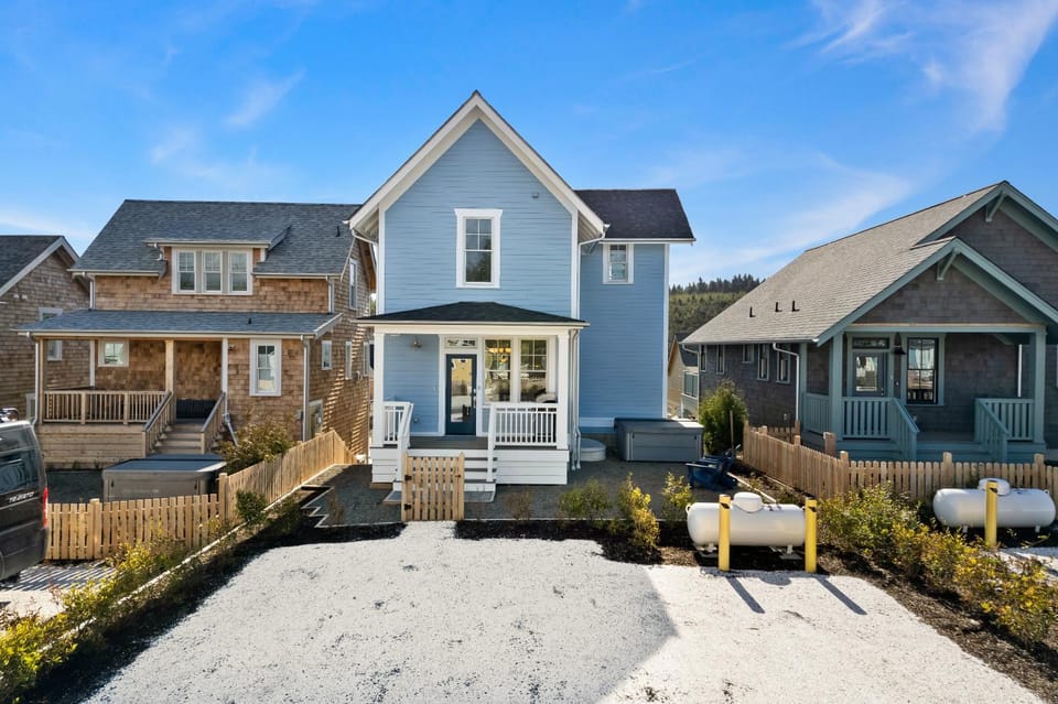 Property building, Spring, Day, Neighbourhood