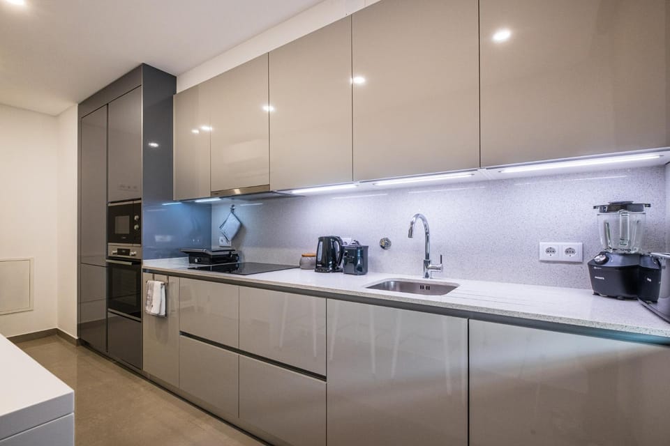 Coffee/tea facilities, Kitchen or kitchenette, dishwasher, stove, toaster