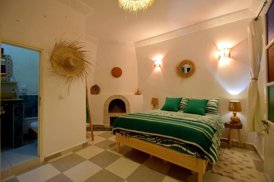 Bed, Photo of the whole room, Bedroom, fireplace