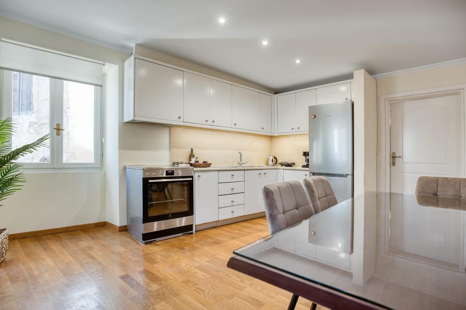 Kitchen or kitchenette, Living room, Seating area, Dining area, stove