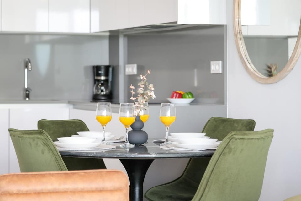 Living room, Food and drinks, Seating area, Dining area, Drinks