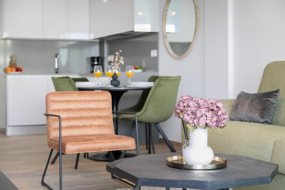 Food and drinks, Seating area, Dining area, Food