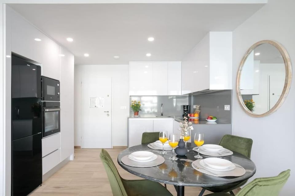 Kitchen or kitchenette, Dining area, oven, stove
