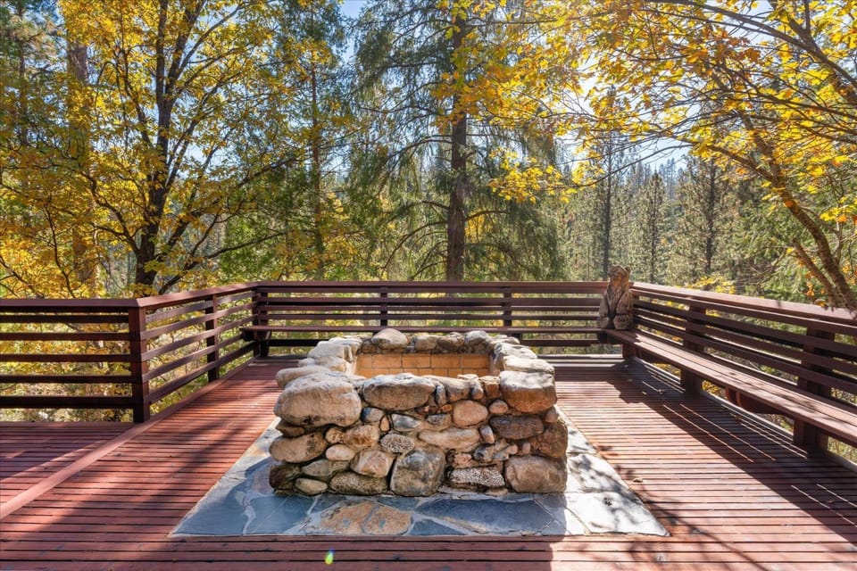 River's Edge w/ BBQ, Wifi, Firepit House in Sierra Nevada