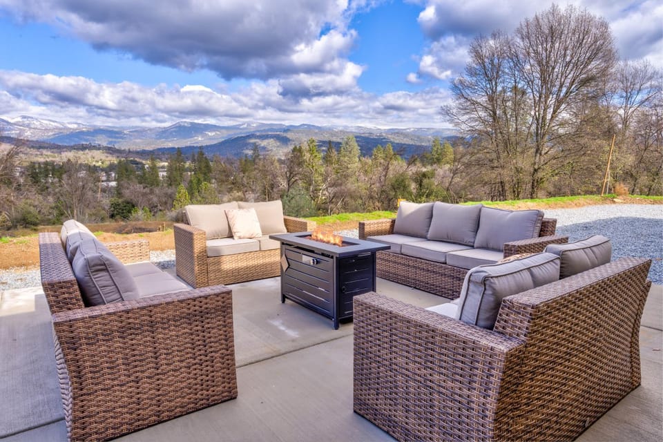 Mountain View House with hot tub, putting green, stunning views House in Oakhurst