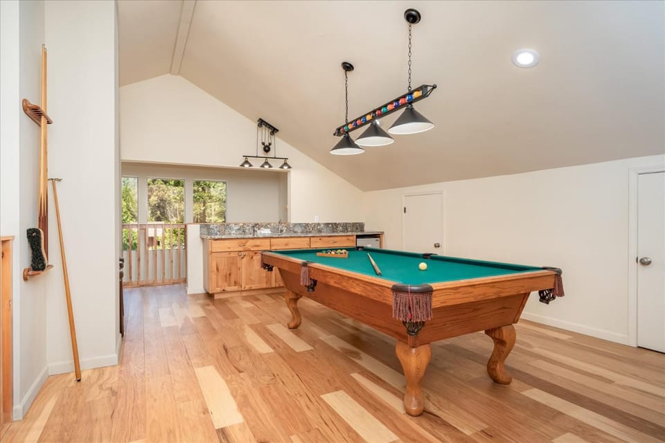 Base Camp- Inside Yose w pool table/grill House in Sierra Nevada