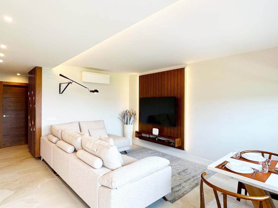 Communal lounge/ TV room, TV and multimedia, Living room, Seating area, air conditioner