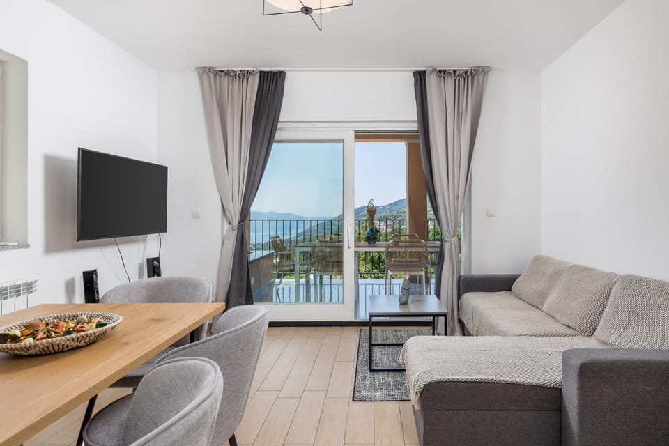 Communal lounge/ TV room, TV and multimedia, View (from property/room), Balcony/Terrace, Living room, Seating area, Sea view