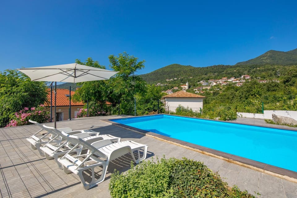 Day, Natural landscape, Pool view, Swimming pool, sunbed