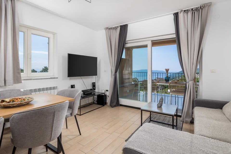 Communal lounge/ TV room, Natural landscape, TV and multimedia, View (from property/room), Balcony/Terrace, Living room, Seating area, Evening entertainment, Sea view
