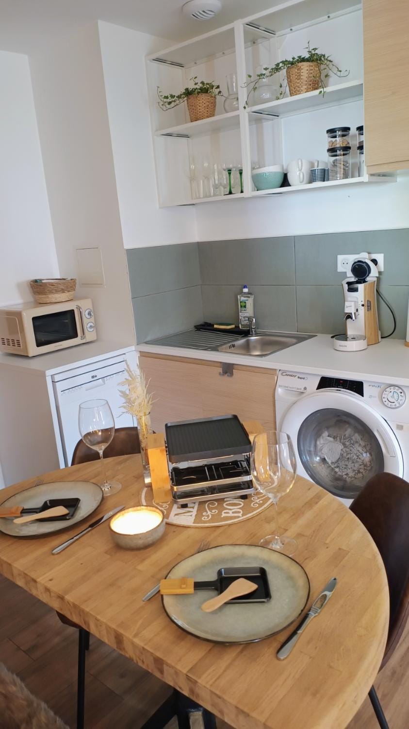 Kitchen or kitchenette, Dining area