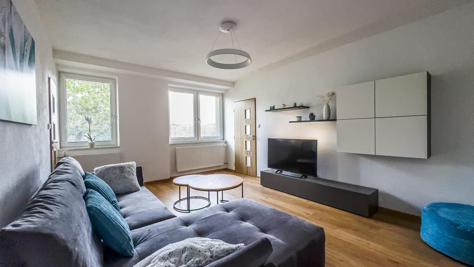 Communal lounge/ TV room, TV and multimedia, Living room, Seating area, Evening entertainment