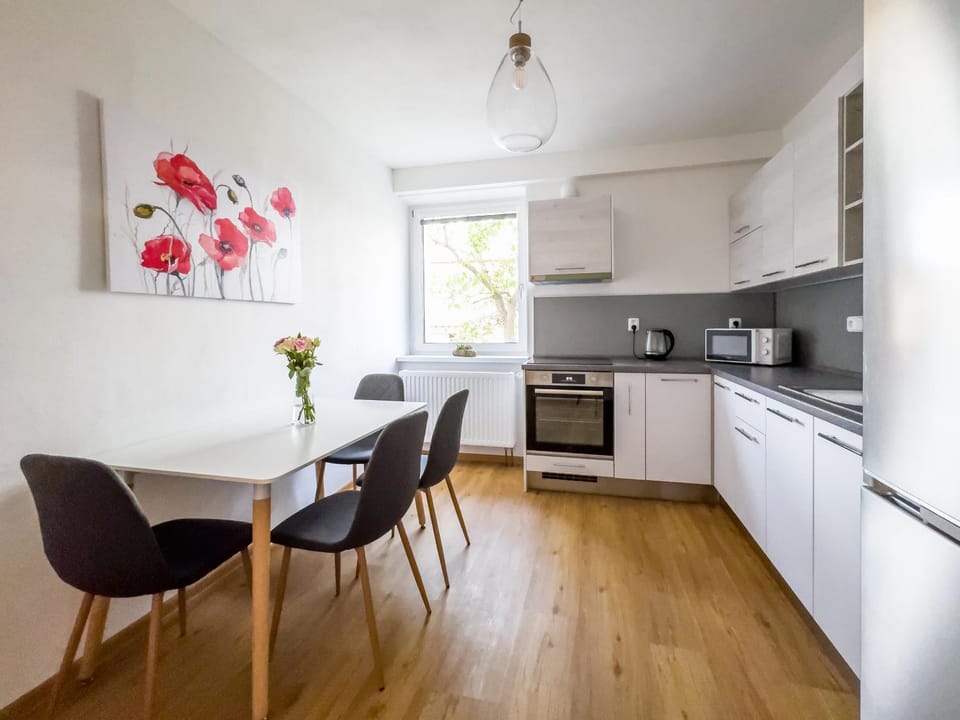 Coffee/tea facilities, Kitchen or kitchenette, Dining area, oven, stove