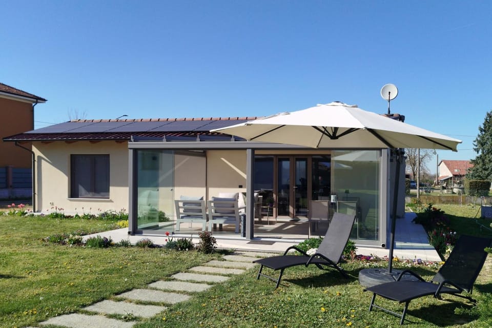 Property building, Patio, Spring, Day, Garden, Garden view, sunbed