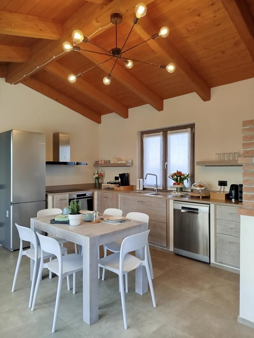 Kitchen or kitchenette, Dining area